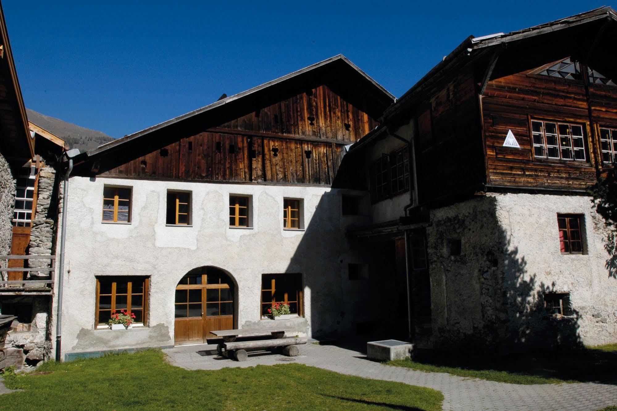 Sta-Maria Youth Hostel Santa Maria Val Muestair Экстерьер фото