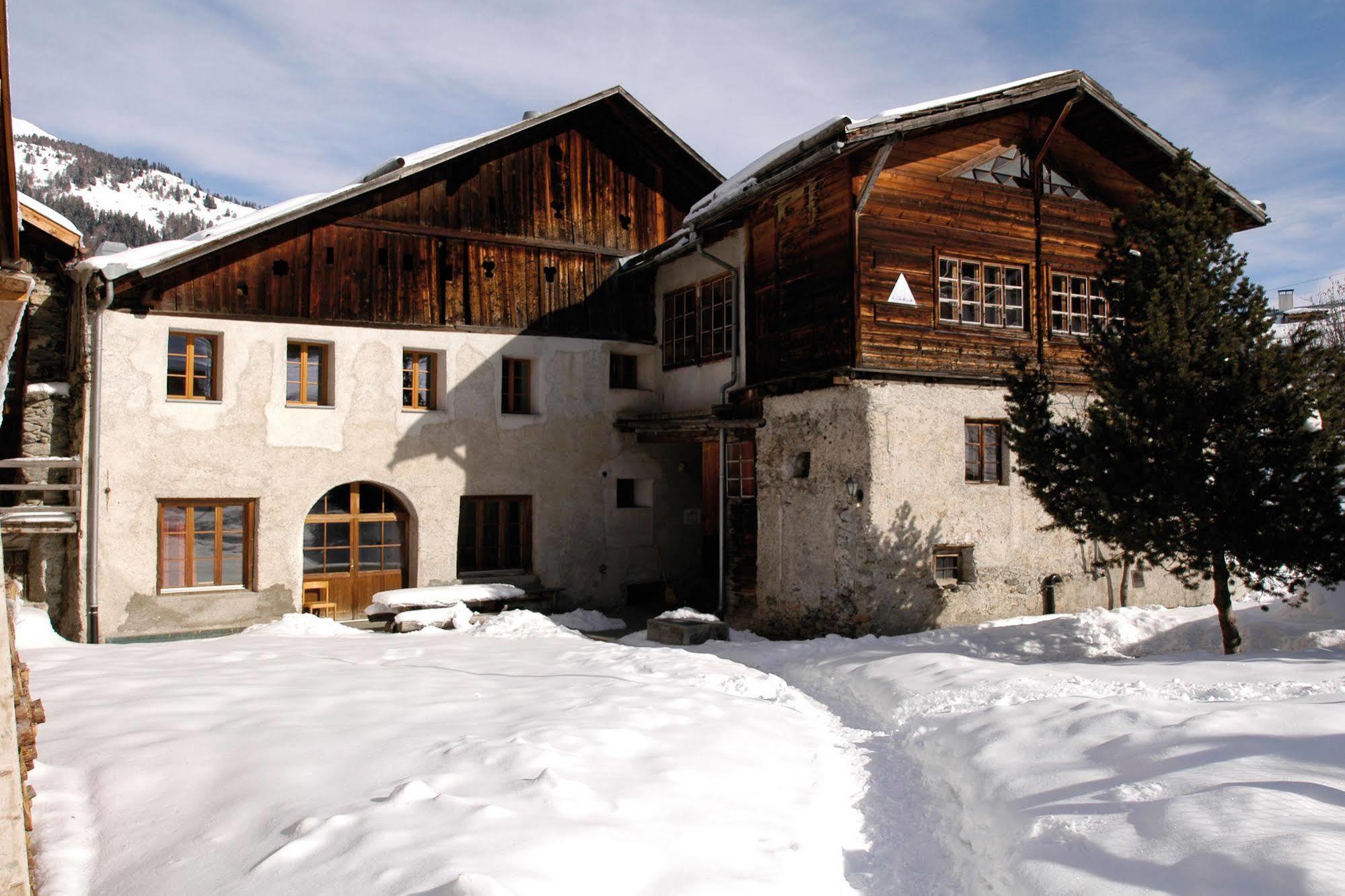Sta-Maria Youth Hostel Santa Maria Val Muestair Экстерьер фото